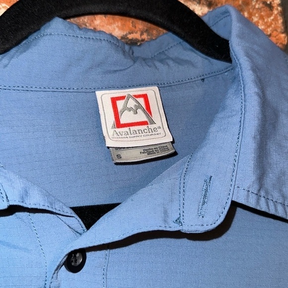 Mens avalanche button down size small - Picture 2 of 5